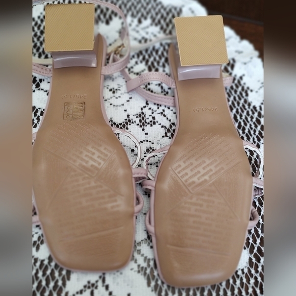 Nwot Low Heeled Lavender Sandals with Easy Hook Slip on Closure - Guximan? - Picture 9 of 12